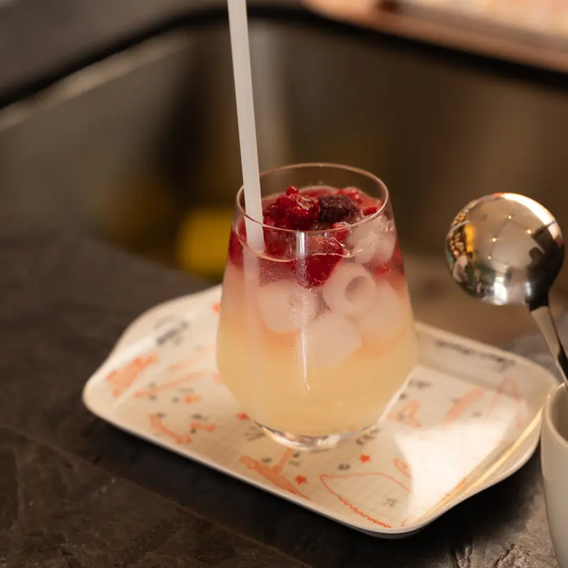 Huisgemaakte limonade met frambozen en ijs op een Hoorens-dienblad