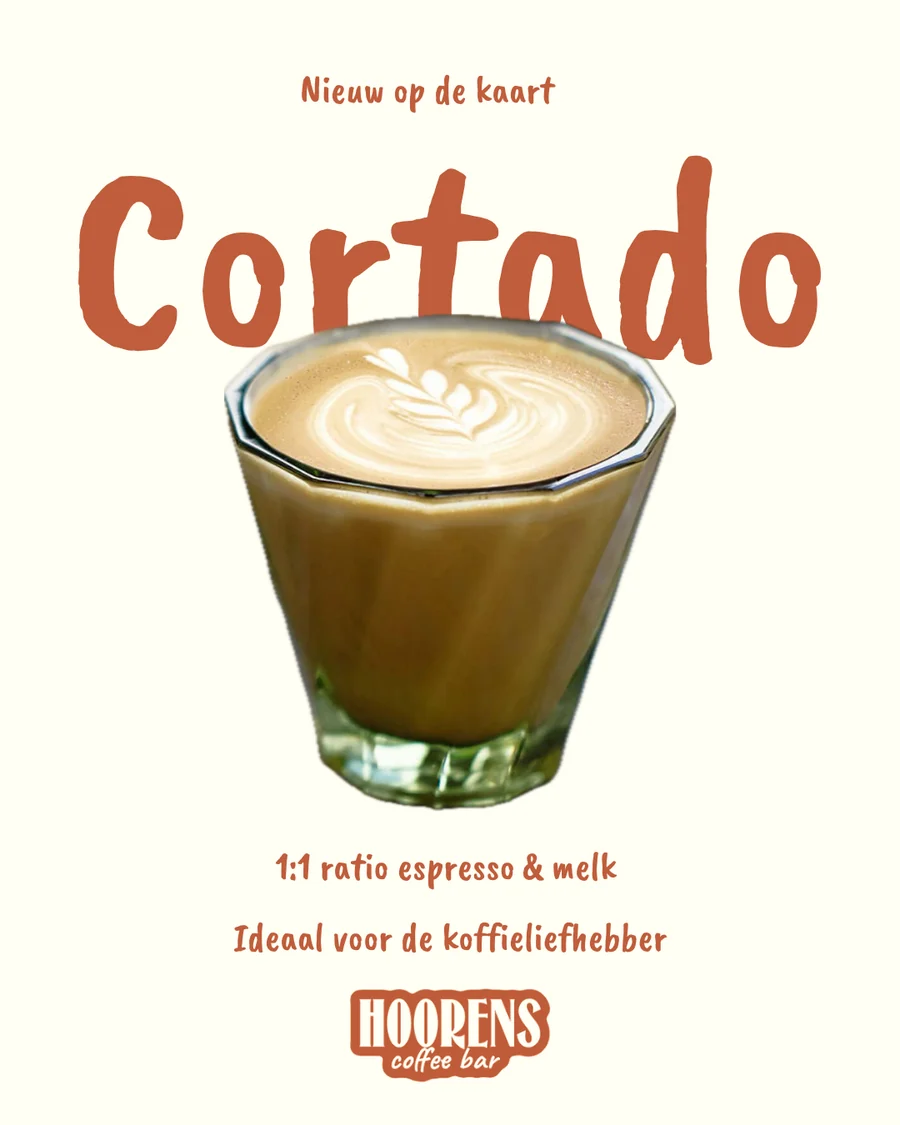 Aankondiging van de cortado: een glaasje cortado met latte art
