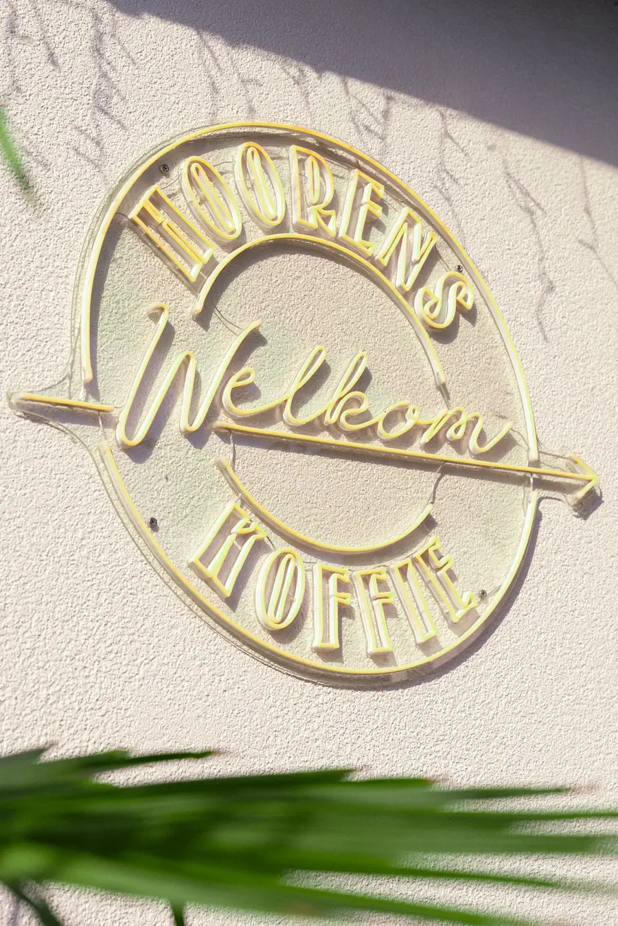 Het 'Welkom' bord van Hoorens Koffie aan de gevel